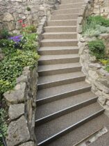 Steinteppich Außentreppe im Garten Niederösterreich mit rutschhemmenden Stufen