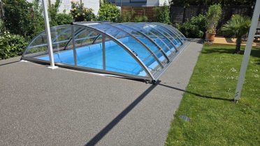 Steinteppich als Poolumrandung im Garten – pflegeleicht, rutschhemmend und modern