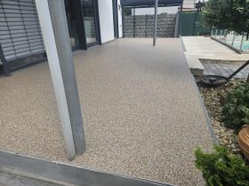 Steinteppich auf einer modernen Terrasse eines Einfamilienhauses – langlebig, pflegeleicht und fugenlos.