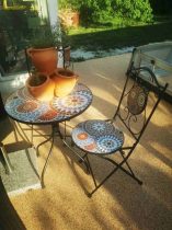 Steinteppich als fugenlose Poolterrasse mit dekorativem Sitzplatz, Pflanzen und harmonischem Anschluss an Haus und Garten