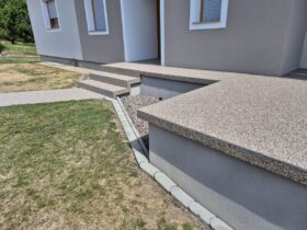 Steinteppich auf Terrasse, Treppe und Eingangsbereich eines Einfamilienhauses